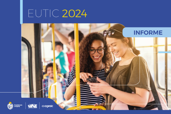 Informe EUTIC 2024, personas mirando un celular en un ómnibus. 