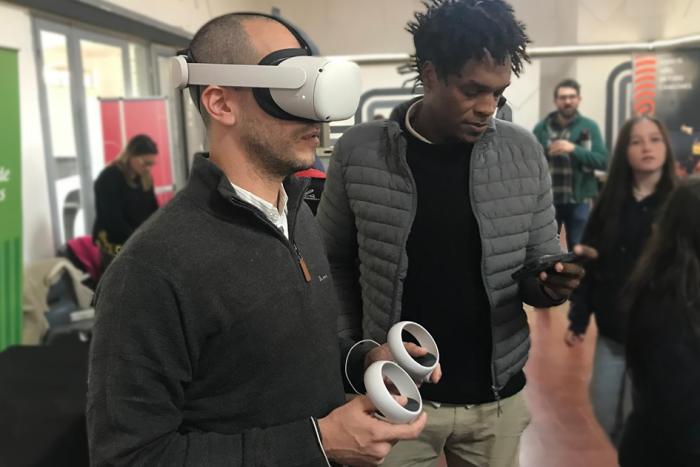 Semana de la Innovación tecnológica y comunitaria Persona utilizando los lentes de realidad virtual en la Semana de la Innovación tecnológica