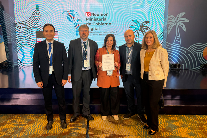Autoridades recibiendo el reconocimiento de la OEA Autoridades de pie con el reconocimiento