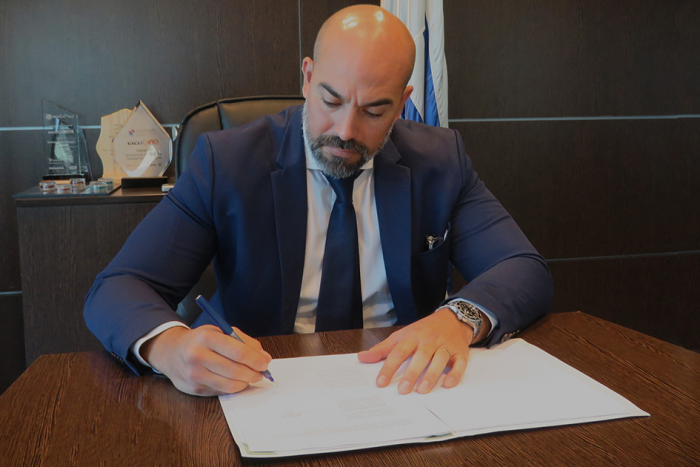 Hebert Paguas, director ejecutivo de Agesic Director ejecutivo de Agesic en la firma del nota de adhesión al Centro de Cibercapacidades LAC4