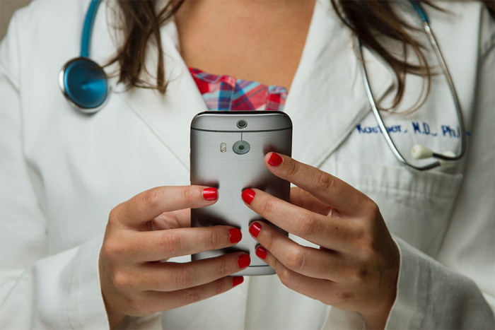 Personal de la salud utilizando un celular