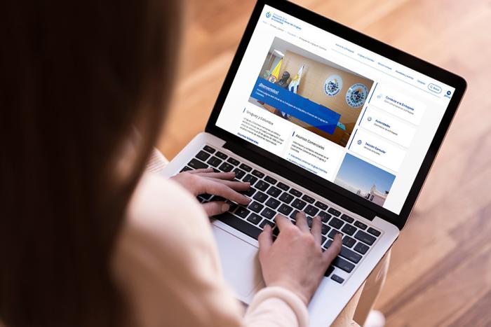 Persona entrando al portal de la Embajada de Uruguay en Colombia