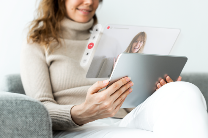 Persona con una tablet durante una videollamada