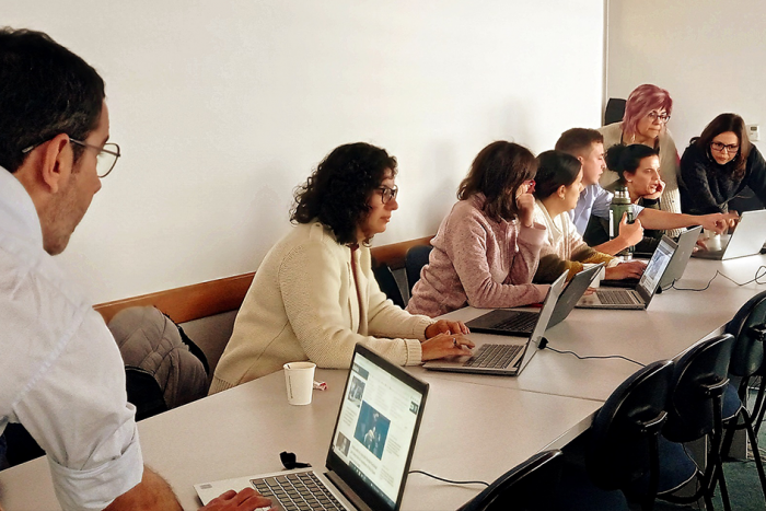 Personas capacitandose en accesibilidad Personas capacitandose en accesibilidad