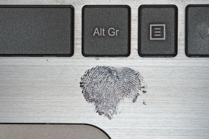 Recorte un teclado dónde se visualizan las teclas AltGr y la de inicio, junto a una huella dactilar.
