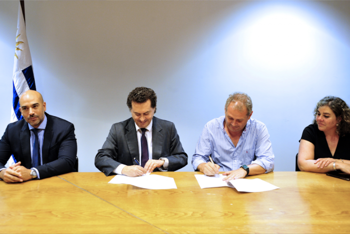 Hebert Paguas, Rodrigo Ferrés, Guillermo López y Macarena Rubio durante la firma del convenio