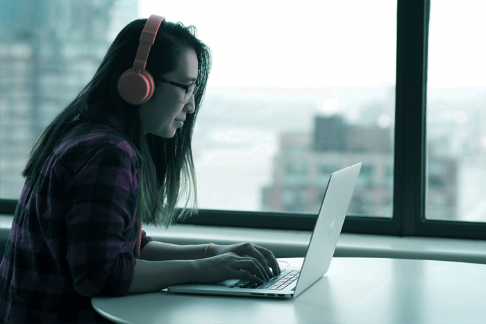 persona con auriculares y laptop