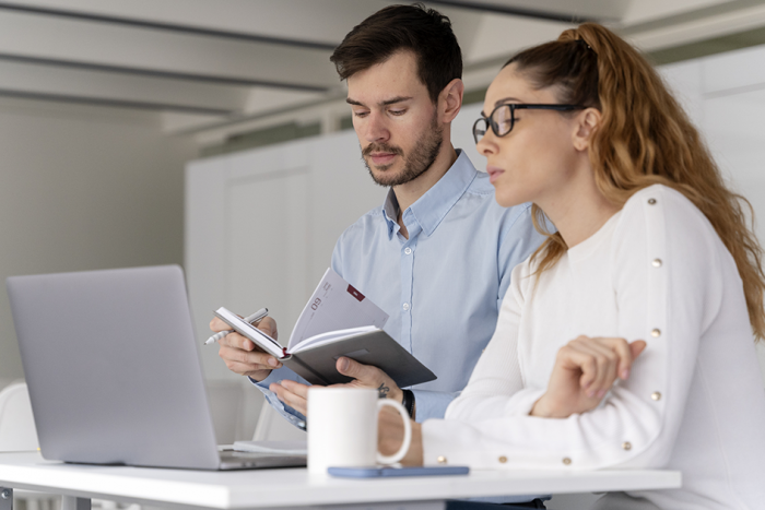 Dos personas frente a una computadora