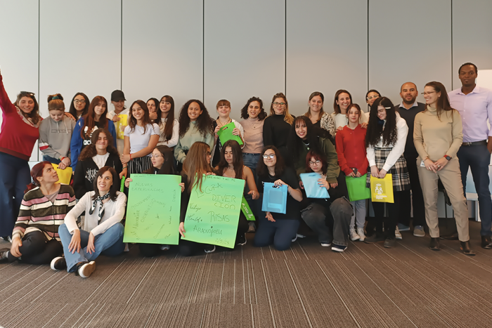 Alumnas y docentes del liceo Nº 37, junto a talleristas e integrantes del equipo de Agesic Alumnas y docentes del liceo Nº 37, junto a talleristas e integrantes del equipo de Agesic