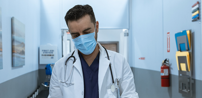 médico con tapabocas médico con tapabocas