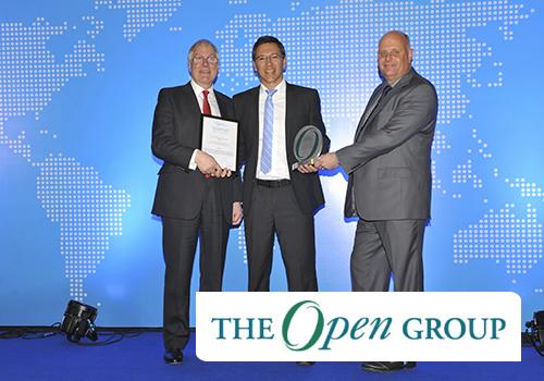 Autoridades recibiendo el Open Group Award