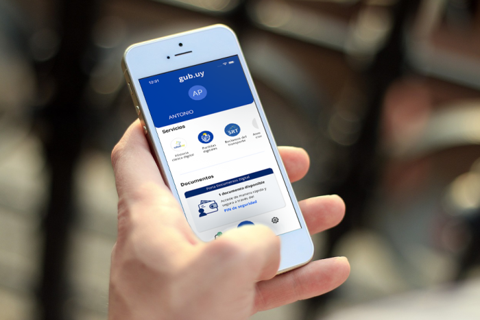 Una persona utilizando el Porta documentos digital desde un dispositivo móvil.