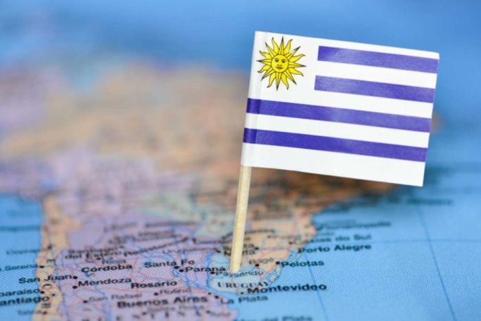 Mapa de América del Sur con la bandera de Uruguay