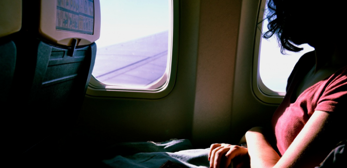 Nuevos trámites disponibles: ingreso al país según nueva normativa Persona viajando en un avión