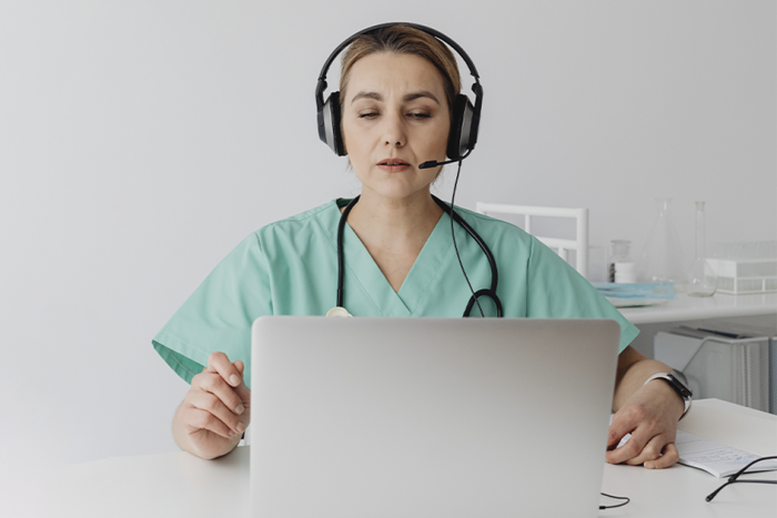 Mujer profesional de la salud frente a una computadora 