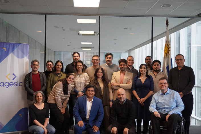 Participantes del encuentro de pie para foto de grupo