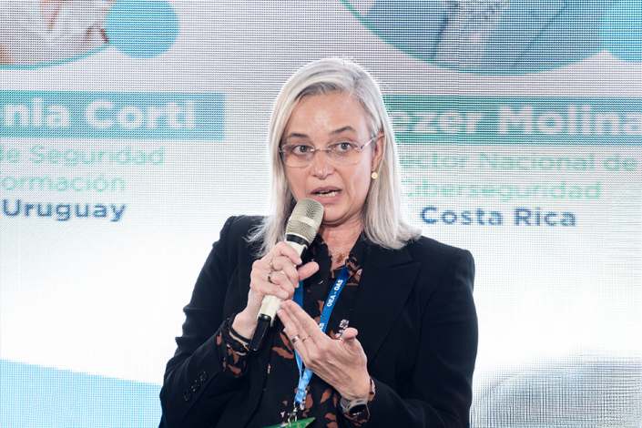 María Eugenia Corti, directora de Seguridad de la Información de Agesic participando del panel