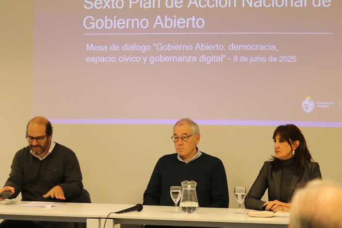  Sebastián Valdomir, Daniel Mordecki, Analía Bettoni participando en la apertura de la tercera mesa