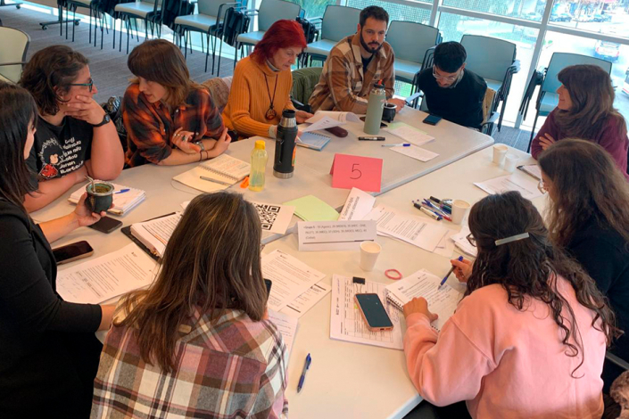 Personas intercambiando opiniones