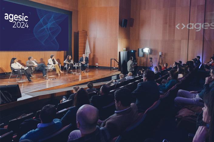 Personas en el auditorio escuchando atentamente el panel