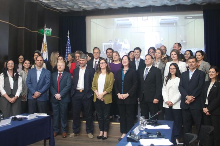 Autoridades de pie para la foto oficial de la reunión