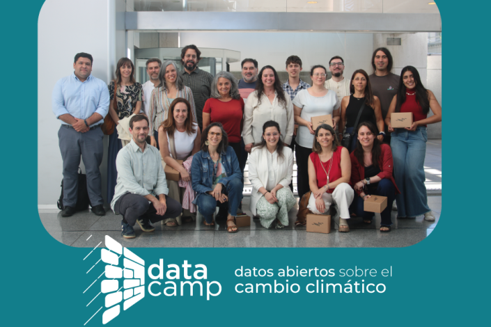 Datacamp: datos abiertos sobre el cambio climático - participantes de pie para foto de grupo