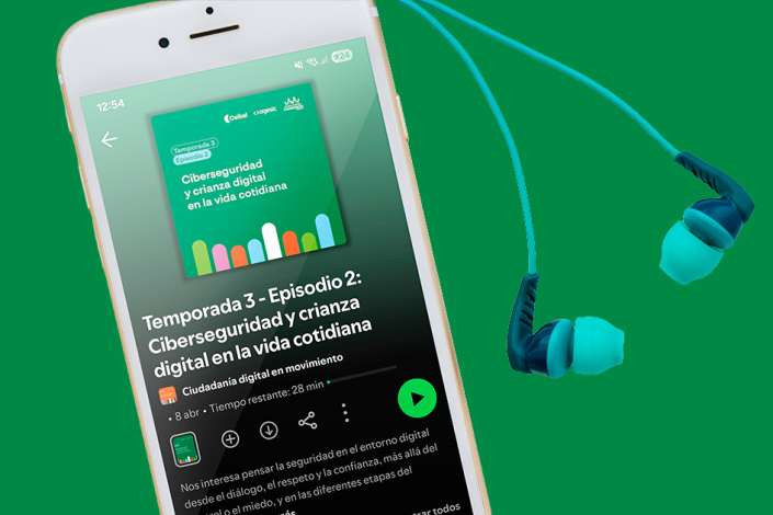 Un dispositivo celular reproduciendo el podcast