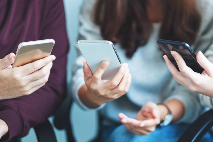 Personas utilizando celulares