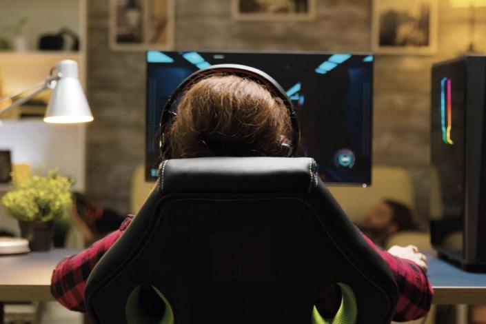 Una joven utilizando una computadora gamer.