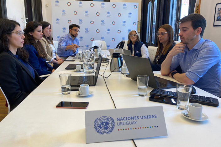 Integrantes de la misión Bolivia-Uruguay en la mesa