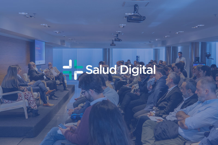 Salud Digital, personas en una sala.