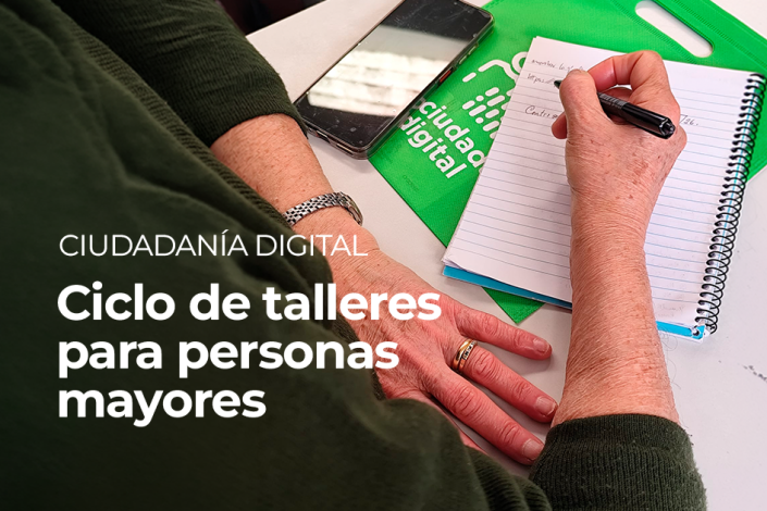 Ciudadanía digital, Ciclo de talleres para personas mayores. Manos de personas mayores escribiendo