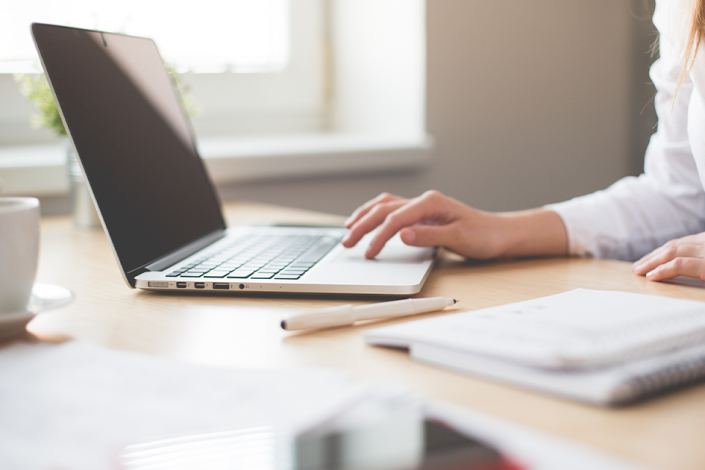Persona escribiendo en una computadora