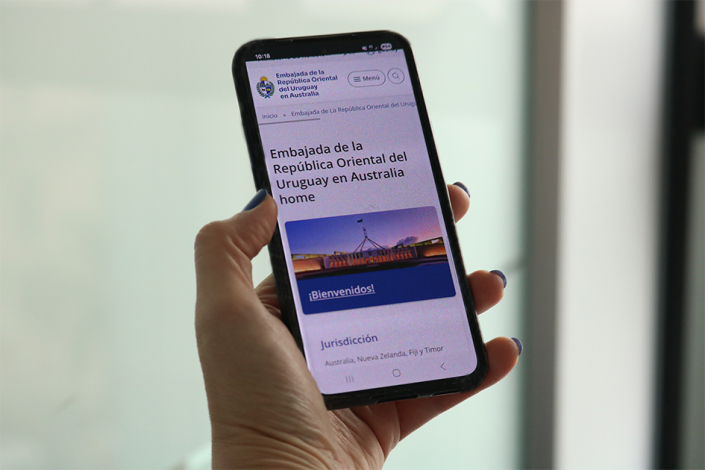 Persona accediendo al sitio de la Embajada de Uruguay en Australia