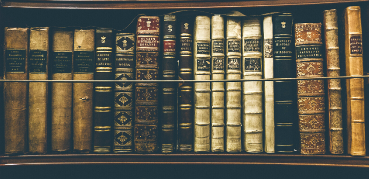 Ley de Urgente Consideración y compras públicas Estante de biblioteca con libros antiguos