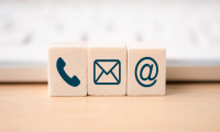 Canales de comunicación ARCE Íconos tubo de teléfono azul, sobre de email azul y arroba azul.