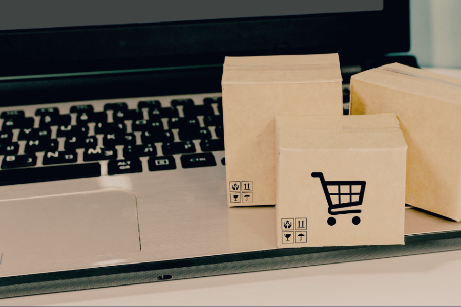 Computadora con teclado y carrito de compras 