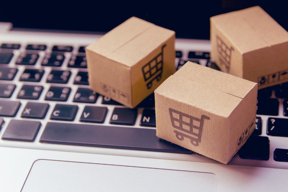 Convenio marco Teclado con cajas de cartón arriba con diseño impreso de carritos