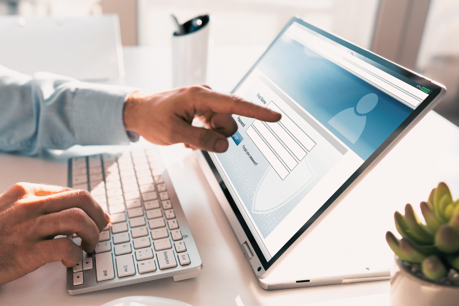 Mejoras en el modelo de atención Mano sobre pantalla señalando formulario en computadora
