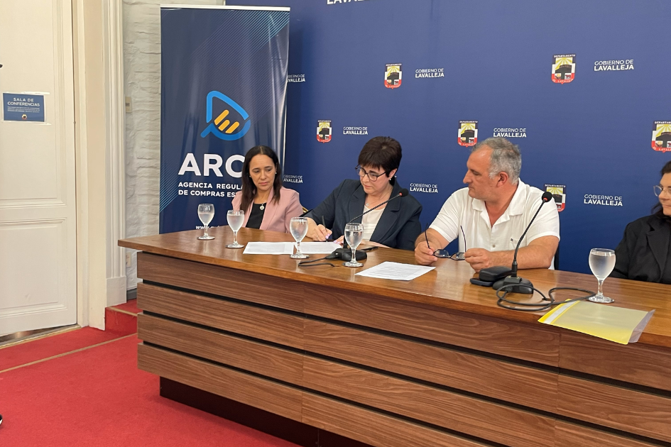 Directora de ARCE firma convenio 