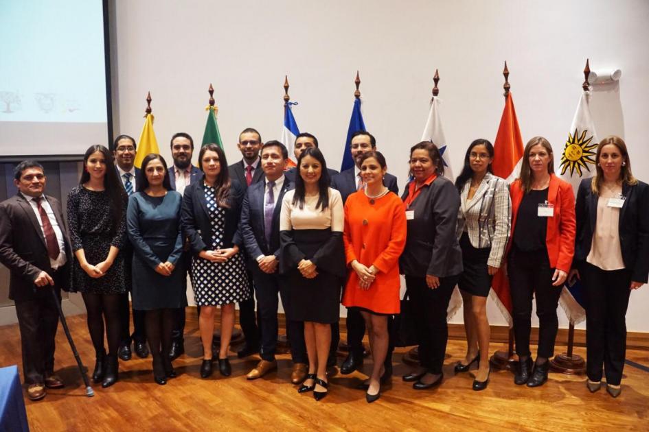 Participantes del taller se toman foto de cierre de la actividad.