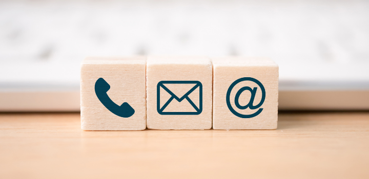 Canales de comunicación ARCE Íconos tubo de teléfono azul, sobre de email azul y arroba azul.