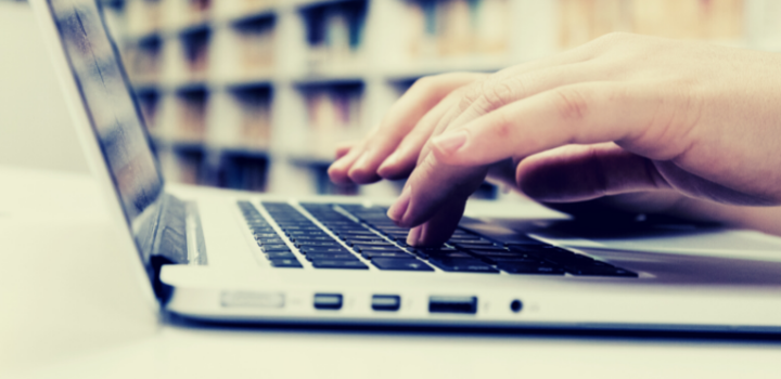 Gestión del conocimiento Manos sobre teclado tipeando