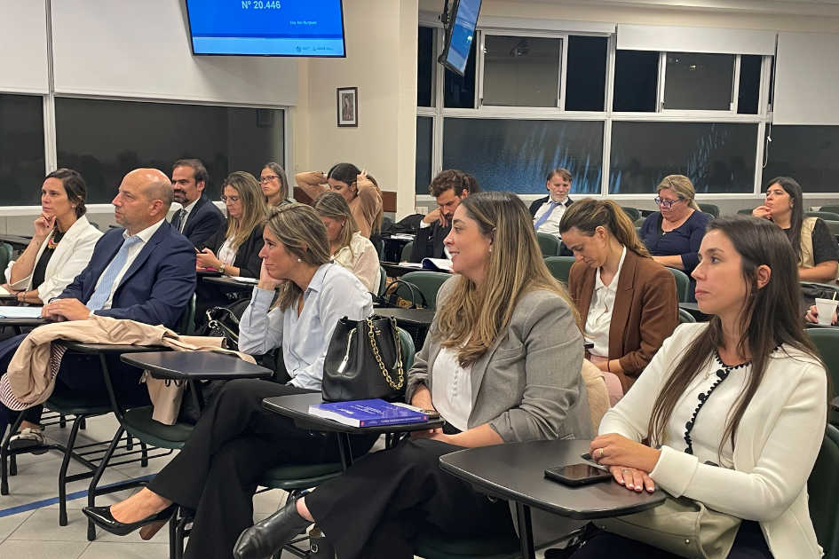 Directora de ARCE participó en jornada en UM