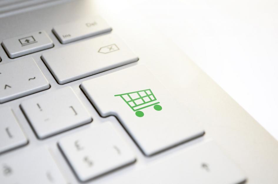 Nuevo convenio marco ya disponible en la tienda virtual Teclado en blanco con carrito de compras marcado en verde