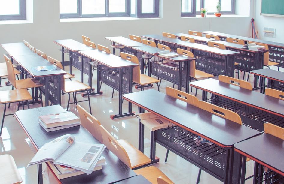 Taller para proveedores presencial Aula, con bancos en madera