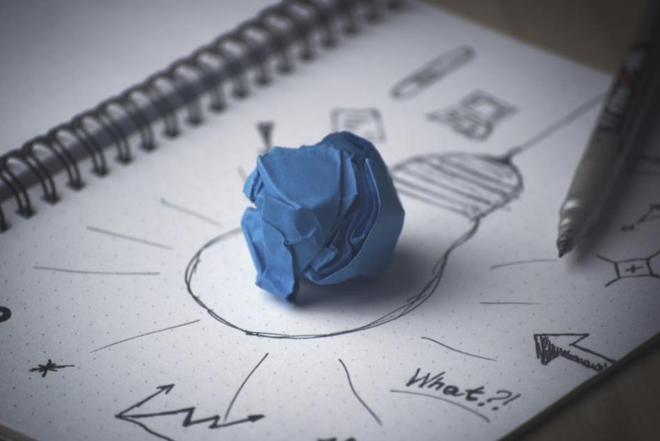 Compra Pública Innovadora Lámpara dibujada y pelota de papel azul