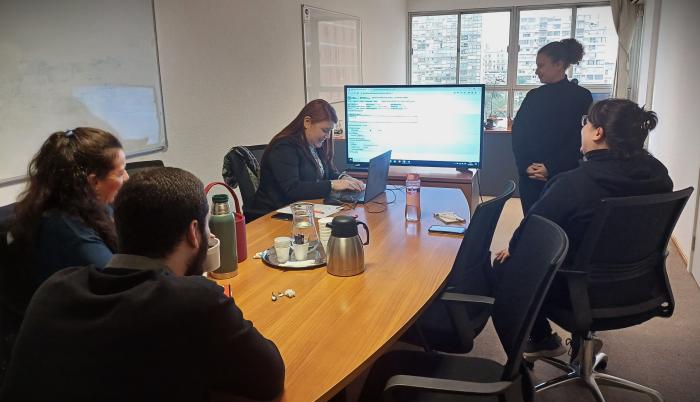 El Equipo de Gestión del conocimiento dictó el taller de formación inclusiva en compras Participantes del taller de compras inclusivas sentados en una mesa recibiendo información.