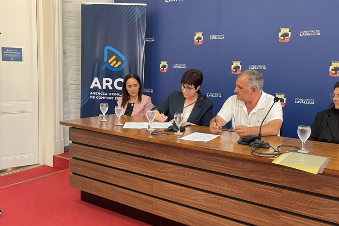 Directora de ARCE firma convenio 