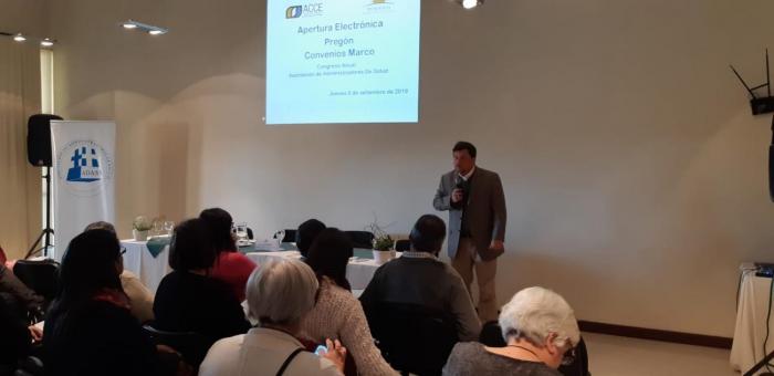 Presentación en Congreso Nacional de la Asociación de Administradores de Salud Audiencia, presentador de ACCE explicando Convenio Marco, Pregón y Apertura Electrónica